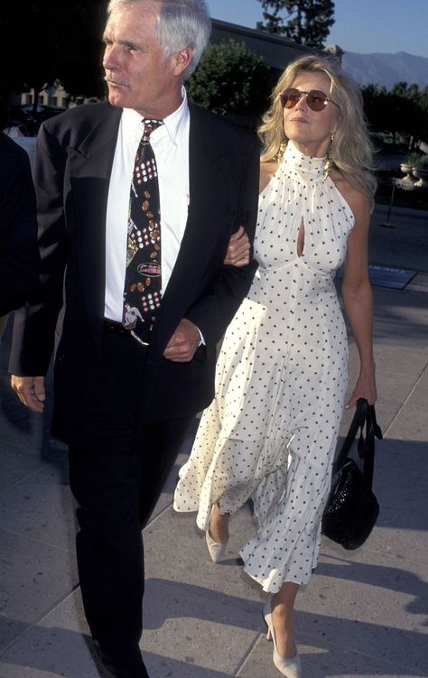 Grandma Hairstyles, Jane Fonda Style, Ted Turner, Post Pregnancy Fashion, Black Flare Pants, Beige Pumps, Floral Bustier, Simple Black Dress, Gold Sequin Dress