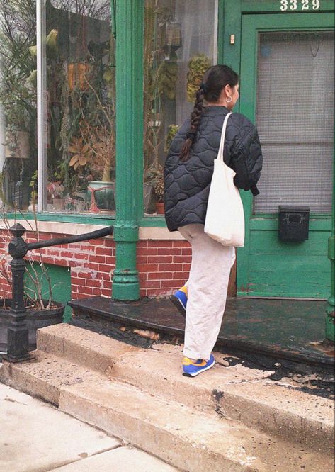 Liner Jacket Outfit, Cream Linen Pants, Black Liner, Blue Nike, Spring Outfits Casual, Linen Pants, Cold Day, Jacket Outfits, Spring Outfit