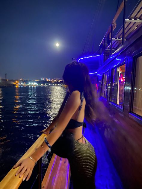 Vacation Night Aesthetic, Ship Photo Ideas, Boat Cruise Aesthetic, Pics On Cruise, Cruise Ship Photoshoot, Boat Pics Aesthetic, Poses On A Boat, Summer Cruise Aesthetic, Pictures To Take On A Cruise