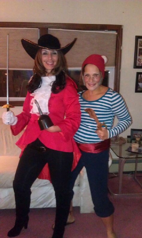 Peter Pan Girl Costume, Captain Hook Costume Female, Captain Hook Halloween, Captain Hook Halloween Costume, Smee Costume, 90s Fancy Dress, Modest Halloween Costumes, Captain Hook Costume, Captain Costume