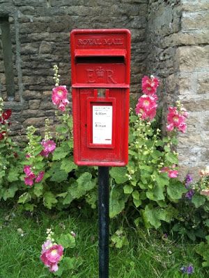 British Preppy, Antique Mailbox, British Village, Country Living Uk, Vintage Mailbox, Diy Mailbox, Cotswolds England, Telephone Box, Red Icons:)