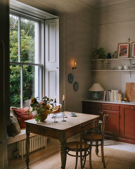 Patricia Rodi | Extraordinary ordinary moments from last week ~ a cosy, gloomy, yet warm afternoon in the kitchen. Forever happy that I painted it… | Instagram Scotland Interior, 70s Inspiration, Kitchen Decor Retro, Cosy Kitchen, Nancy Meyers, Cozy Ambiance, Interior Stylist, Chic Home, House Inspiration