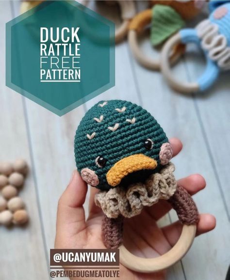 green duck rattle free pattern Teether Pattern, Crochet Baby Costumes, Crochet Nursery Decor, Crochet Baby Rattle, Owl Crochet Patterns, Crochet Boho Bag, Crochet Baby Gifts, Crochet Rattle, Crochet Nursery