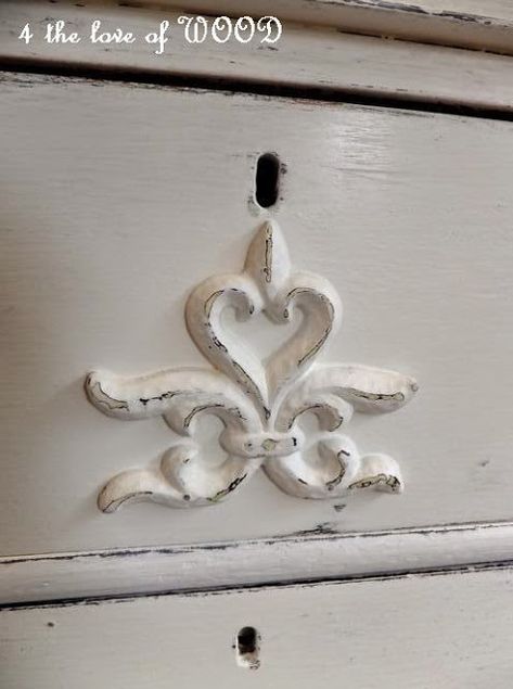 Diy Furniture Appliques, Vintage Wood Furniture, Wood Furniture Plans, Furniture Casters, Furniture Appliques, Wood Appliques, Wood Furniture Design, Diy Garden Furniture, Furniture Refinishing