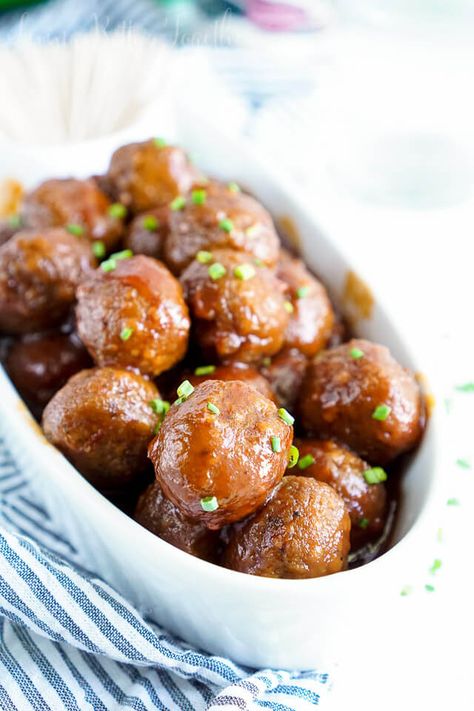 These Maple Chili Meatballs combine sweet and heat for the ultimate game day or party appetizer! Chili Meatballs, Maple Chili, Thanksgiving Appetizers Healthy, Healthy Thanksgiving, Delicious Thanksgiving, Party Appetizer, Thanksgiving Appetizers, Football Food, Starters Recipes