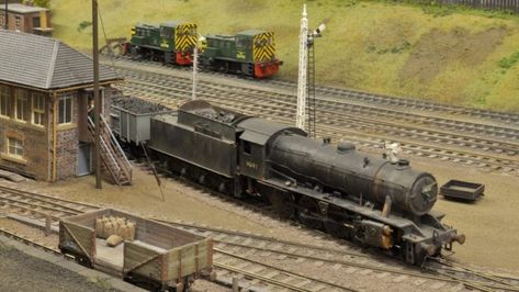 How to build the perfect model railway - BBC News Model Railways Uk, Model Train Table, Human Relations, Hobby Trains, Ship Building, Standard Gauge, Model Train Sets, Model Railways, Model Train Scenery