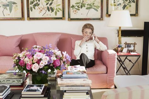 Lee Radziwill on a simple yet elegant scroll-back sofa in her Paris apartment in 2015. Chic Apartment Decor, Pink Couch, Lee Radziwill, Apartment Chic, Pink Sofa, Paris Apartments, East Hampton, Elegant Home Decor, Celebrity Houses