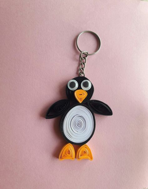 Quilling penguin Quilling Keychains, Quiling Paper Art, Diy Quilling Crafts, Quilling Flower Designs, Paper Quilling Earrings, Quilling Animals, Paper Quilling Tutorial, Paper Quilling For Beginners, Paper Quilling Flowers