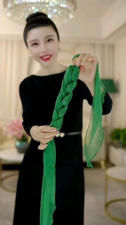 Folding Scarves, Long Scarf Tying, Diy Fashion Projects, Short Neck, Ways To Wear A Scarf, How To Wear A Scarf, Scarf Necklace, Stylish Scarves, Scarf Style