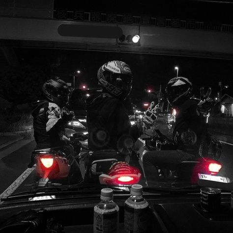 Motor Balap, Hot Biker Guys, Night Ride, Bike Aesthetic, Motorcycle Aesthetic, Biker Aesthetic, Fotografi Vintage, Pretty Bike, Biker Boys