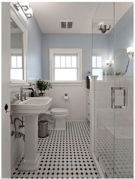 Tiny Home Bathrooms, Bathroom Victorian, Makeover Kamar Mandi, Black And White Tile, Craftsman Bathroom, Black White Bathrooms, Victorian Bathroom, Bad Inspiration, Upstairs Bathrooms