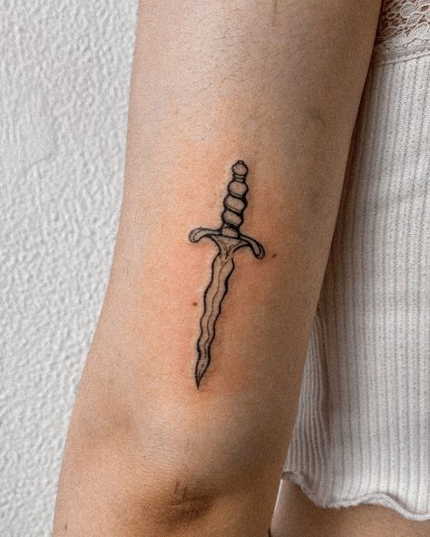 mini-tattoos can be so charming! dagger for sweet Carina 🧡 this is a little reminder that all mini-tattoos have discount values - specially if you decide for a bundle of 2, 3 or 4+ send me a DM - or fill the form in my bio ✨ and let's get (even more) charming! Small Knife Tattoo, Cute Dagger Tattoo, Small Filler Tattoos, Tattoos Ladybug, Filler Tattoos, Knife Tattoo, Small Knife, Dagger Tattoo, Get Even