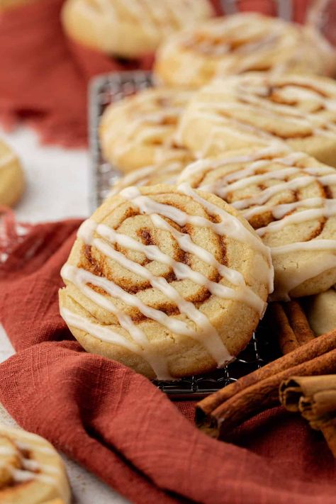 Cinnamon Roll Cookies Soft Cinnamon Roll Cookies, Cinnamon Roll Cookies Recipe, Cinnamon Roll Sugar Cookies, Easy Sugar Cookie Dough, Soft Cookie Recipe, Cinnamon Roll Cookies, Desserts Cookies, Cinnamon Roll Dough, Brown Sugar Cookies