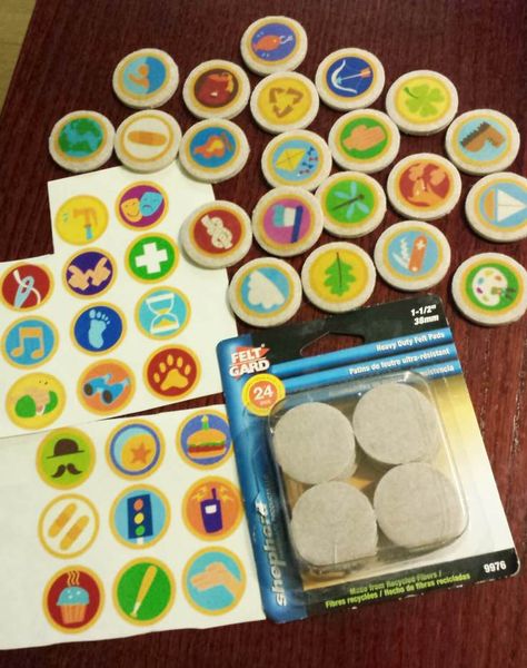 diy russell badge sticker sheet and felt pads Disfraz Up, Halloween Costume Ideas Diy, Halloween Bricolage, Russel Up, Office Halloween Costumes, Diy College, Unicorn Diy, Carl And Ellie, Deco Disney