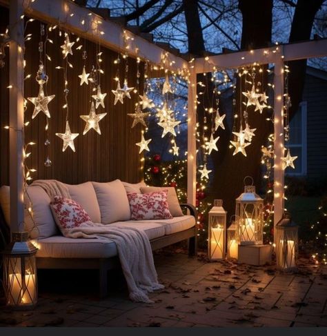 Diy Christmas Garden Decorations, Boho Christmas Outdoor Decor, Christmas Decoration House Outdoor, Christmas Lights For Balcony, Christmas Decor Ideas Backyard, Outdoor Light Display Christmas, Outside Christmas Decorations Lights, Christmas Lights Outside Porch, Christmas Pergola Decorations