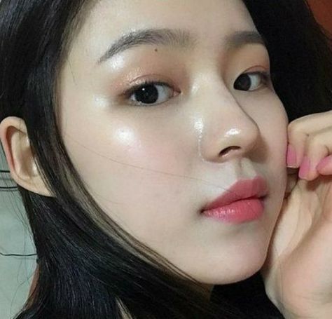 Glass Skin Makeup | Korean Makeup Tutorials | Pretty Korean Makeup Tutorials You Must Try Pretty Korean Makeup, Glass Skin Makeup, Korean Makeup Tips, Korean Beauty Tips, Korean Makeup Look, Makeup Korean, Korean Makeup Tutorials, Make Up Tutorials, Clear Glowing Skin