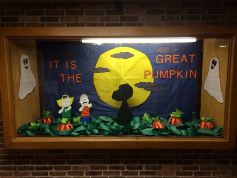 Halloween Display Case School, Fall School Display Case Ideas, Fall Display Case Ideas For School, Fall Store Displays, Diy Display Case, Cafeteria Decorations, Peanuts Decor, Preschool Displays, School Library Book Displays