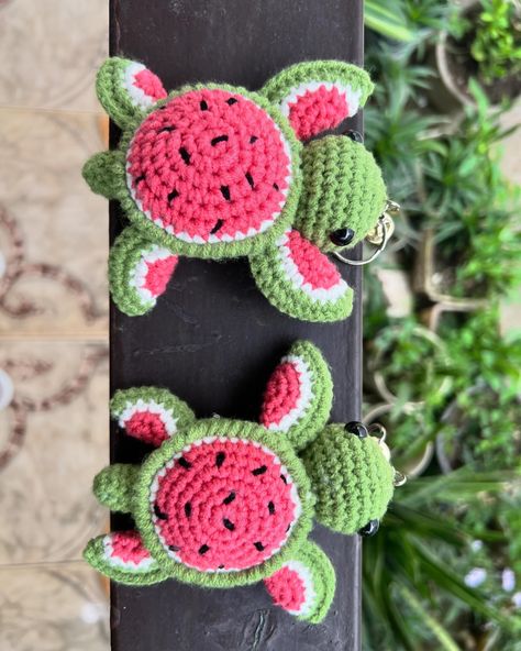 Watermelon Turtle! 🐢 🍉 Free tutorial on our YouTube channel (link in bio) if you want to learn how to make it!! ❤️❤️ Crochet Keyring Free Pattern, Crochet Turtles, Watermelon Turtle, Watermelon Crochet, Crochet Watermelon, Crochet Turtle Pattern, Watermelon Crafts, Crochet Boho Bag, Easy Crochet Animals