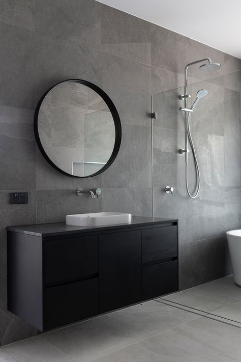 Grey Bathroom Interior Design, Grey Bathroom Interior, Bathroom Interior Design Luxury, Dark Bathroom Ideas, Dark Gray Bathroom, Grey Bathrooms Designs, Interior Design Bathroom, Main Bathroom Ideas, Gray And White Bathroom