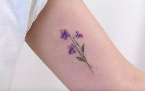 Tatuajes de flores. Significado de cada flor que puedes tatuarte - Diseño Tattoos Feminine, Violet Flower Tattoos, Violet Tattoo, Unalome Tattoo, Book Tattoo, Violet Flower, Symbolic Tattoos, Piercing Tattoo, Tattoo Inspo