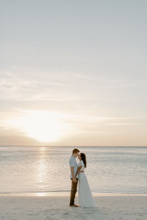 Save The Date Beach Photoshoot, Save The Date Beach Pictures, Beach Save The Date Photos, Pre Wedding Praia, Engagement Photo Shoot Beach, Sunrise Pics, Engagement Pictures Beach, Elopement Pictures, Couples Beach Photography