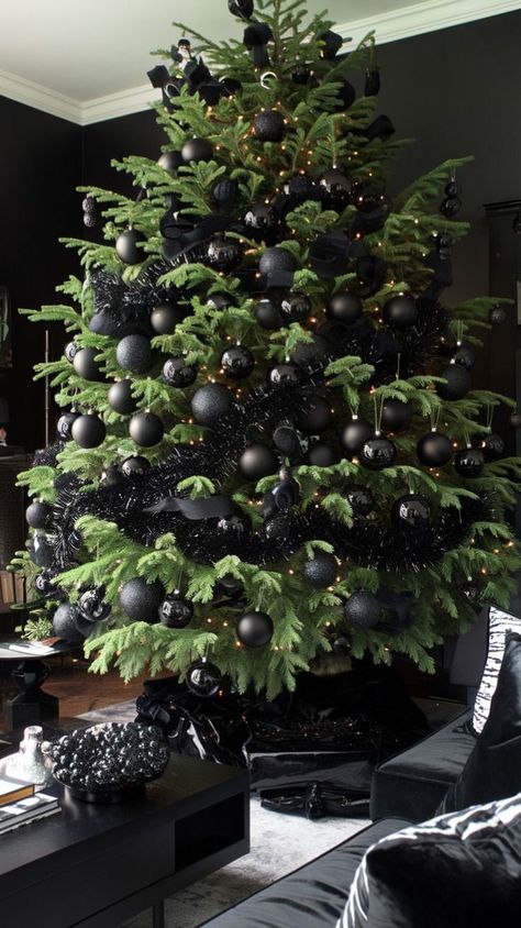 Traditional Christmas Tree With Tinsel, Black Christmas Tree Red Ornaments, Black Xmas Tree, Festive Living Room, Christmas Goals, Halloween Fanart, Black Christmas Tree Decorations, Grey Christmas Tree, Black Christmas Decorations