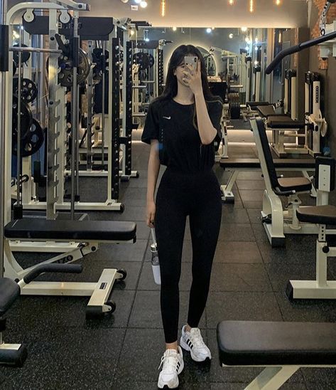 Modest Gym Outfit, Imaan Hammam, Gymwear Outfits, Korean Outfit Street Styles, Outfit Korean, Gym Workout Outfits, Gym Clothes Women, Dress Design Patterns, Causual Outfits