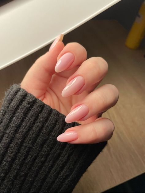 Nude Ombré Almond Nails, Almond Nails Professional, Milky Nude Nails Almond, Clean Girl Almond Nails, Almond Nails Natural Color, Almonte Nails, Pinky Nude Nails Almond, Plain Acrylic Nails Almond, Nude Nails Oval