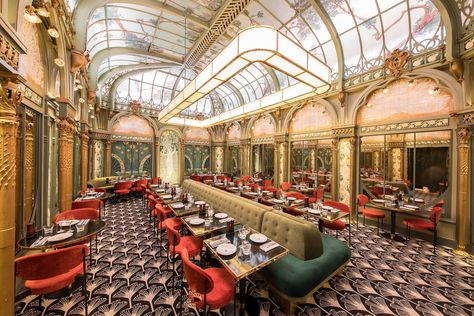 A temple of exceptional meat with international success, Beefbar opened its doors in Paris in 2018 under the gold of the former Fermette Marbeuf, a true jewel of the Art Nouveau style. France Restaurant, Paris Bars, Traditional Margarita, Mental Health Clinic, Iconic Weddings, Paris Home, Cultural Capital, Paradise Found, Paris Restaurants