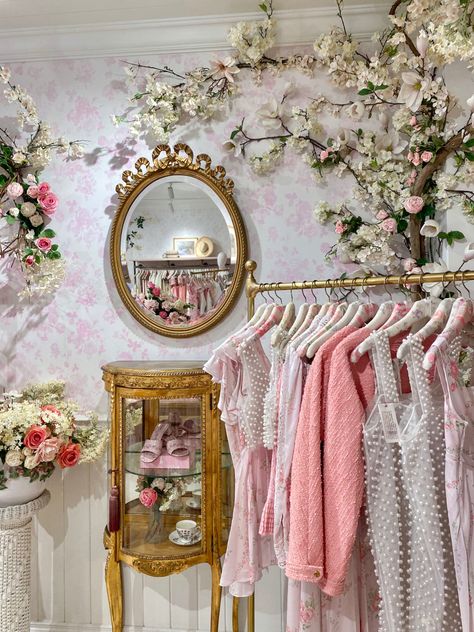 Girly Coquette Aesthetic, Baby Store Display, Paris Room Decor, Dream Dressing Room, Fashion Store Design, Shabby Chic Boutique, Girly Coquette, Retail Store Interior Design, Estilo Shabby Chic