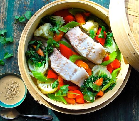 Steaming fish and vegetables in a bamboo steamer imparts a pleasing woodsy aroma and taste. Bamboo Steamer Recipes, 15 Min Meals, Dim Sum Dumplings, Recipes Salmon, Bamboo Steamer, Hot Chili Sauce, Cooking Competition, Steamed Fish, Health Workout