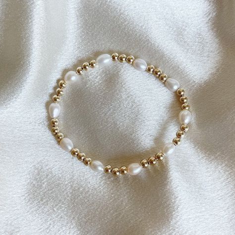 Gold Bead Bracelets Diy, Classy Beaded Bracelets, White And Gold Beaded Bracelet, Pearl Bead Bracelet Ideas, Stretchy Bracelets Diy, Pearl Gold Bracelet, Preppy Jewelry, White Pearl Bracelet, Bracelet Pearl