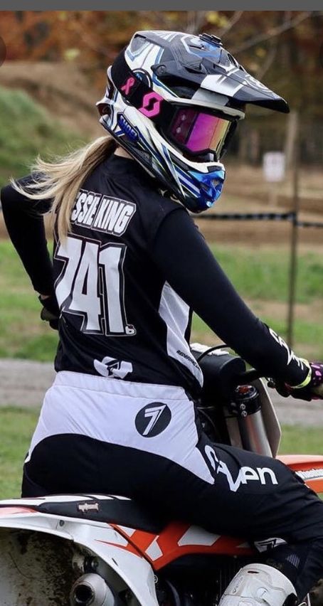 Dirt Bike Helmet, Dream Girlfriend, Moto Girl, Motocross Girls, Dirt Bike Helmets, Dirt Bike Gear, Biker Photography, Motocross Love, Cool Dirt Bikes