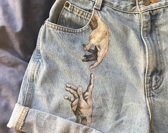 Hands Touching Painting, Trendy Vintage Outfits, Vintage Outfits For Women, Casual Pictures, Shorts Ideas, Painted Shorts, Painted Clothes Diy, Casual Denim Shorts, Vintage Denim Shorts