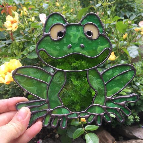 Stained Glass Frog Pattern, Stained Glass Frog, Stainglass Patterns, Frog Life, Stained Glass Patterns Free, Glass Frog, Stained Glass Butterfly, Stained Glass Decor, Stained Glass Crafts