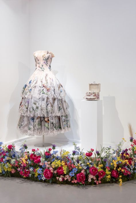 A look at the Miss Dior pop-up . Bike Wedding Decor, Dior Flowers, Bike Wedding, Fashion Displays, Event Booth, Wedding Stage Design, Bridal Gallery, Dior Dress, Bridal Shower Dress