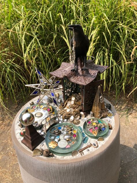 This Crow has stolen shiny objects and collected them. This is a focal point for your sitting area with lots of memorabilia all set in cement. Low maintenance Crow With Shiny Things, Crow Shiny Things, Crow Feeding Station, Crow Party Ideas, Crow Feeder, Crow Garden, Crow Party, Privacy Screen Outdoor, Shiny Objects