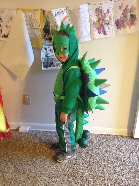 Homemade Ankylosaurus Costume for my 3 year old Ankylosaurus Costume, Diy Dinosaur Costume, Dino Costume, Halloween Playlist, Dinosaur Birthday Cakes, Dinosaur Costume, Dino Birthday, Halloween Costumes Makeup, Diy Halloween Costumes