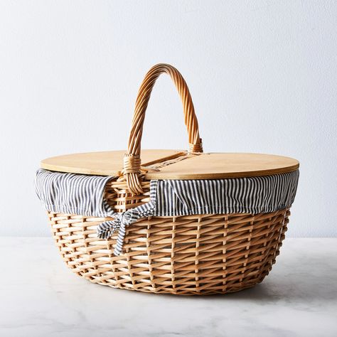 Picnic Basket for Two Summer Vogue, Picnic Inspiration, Picnic Essentials, Farmhouse Pottery, Wicker Picnic Basket, Basket Liners, Picnic Time, Plastic Tablecloth, Beach Picnic