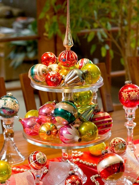 Christmas Pictures Vintage, Dekorasi Halloween, Decorations Bedroom, Retro Christmas Decorations, Tafel Decor, 1950s Christmas, Christmas Table Centerpieces, Interior Vintage, Fabulous Christmas