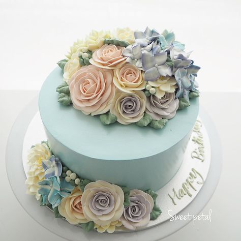 2 pound flower cake 2 Pound Cake Design Birthday, 2 Pound Cake Design, 2 Pound Cake, Cake Design Birthday, Birthday Cake Design, Buttercream Flower Cake, Birthday Cake With Flowers, Basic Cake, Cake Decorating Ideas