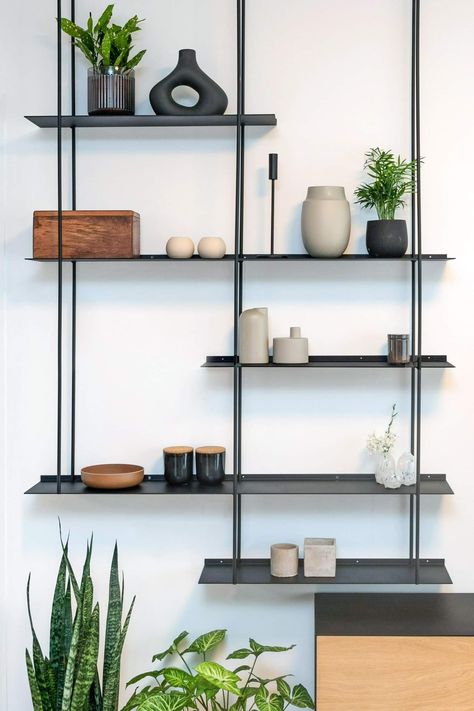 Floating Black Shelves Living Room, Shelving Unit Decor, Shelf Design Ideas, Suspended Shelves, Boho Living Room Inspiration, Studio Design Ideas, Drawing Room Decor, Wall Shelving Units, Home Hall Design