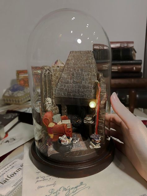 Harry Potter Cloche Ideas, Harry Potter Cloche, Cloche Diorama, Harry Potter Terrarium, Harry Potter Diorama, Harry Potter Lamp, Miniature Builds, Room Harry Potter, Harry Potter Display