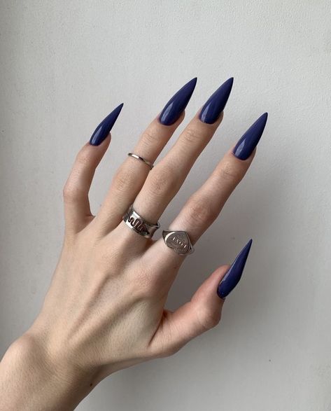 Blue Pointy Acrylic Nails, Dark Blue Stilletos Nails, Blue Sharp Nails, Sharp Nails Acrylic, Navy Blue Stiletto Nails, Long Dark Blue Nails, Blue Pointy Nails, Dark Elegant Nails, Blue Nails Stiletto