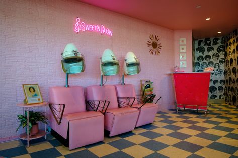 Sweet'N Glow Salon in TWA Hotel, Queens, New York Modern Retro Hair Salon, Retro Salon Aesthetic, Wicked Hairstyles, Retro Hair Salon, Beauty Studio Ideas, Vintage Beauty Salon, Twa Hotel, Pink Salon, Dream Salon