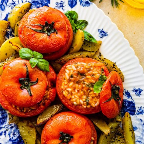 Stuffed Tomatoes With Rice, Tomato Risotto, Stuffed Tomatoes, Pizza Appetizers, Tomato Rice, Beefsteak Tomato, Juicy Tomatoes, Beef Steak, Rice Recipe