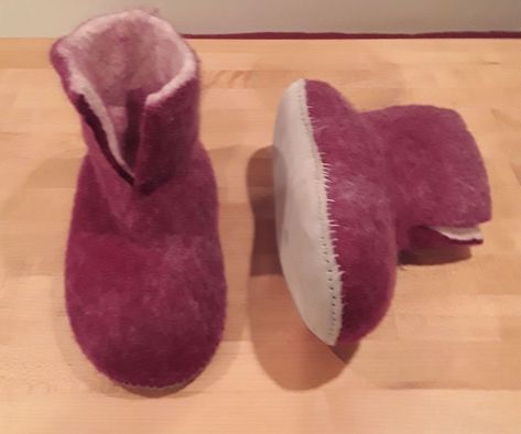 Felted Slippers Pattern, Cape Hood, Felt Booties, Diy Crochet Slippers, Felted Wool Slippers, Felted Hats, Felt Boots, Scandinavian Christmas Decorations, Diy Wool