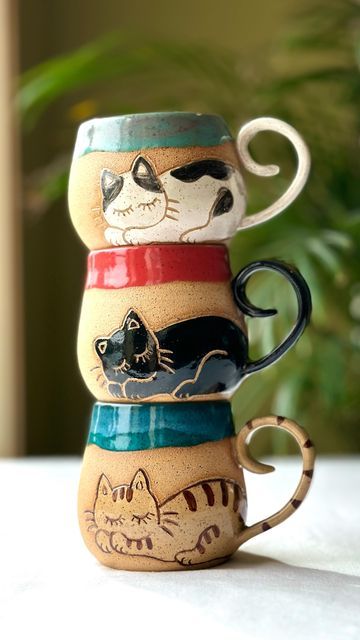 Pottery Art Mug, Cat Mugs Coffee Cups, Animal Pottery Mugs, Clay Art On Cup, Creative Mug Handles, Pottery Cats Ideas, Cat Pottery Mug, Creative Mug Designs, Cat Ceramic Mug