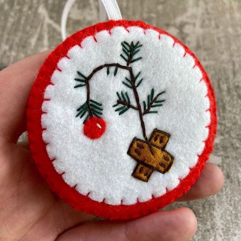 Grinch Felt Ornament, Felt Snoopy, Snoopy Crafts, Charlie Brown Christmas Decorations, Christmas Tree Felt, Snoopy Christmas Tree, Brown Christmas Tree, Felt Ornaments Diy, Advent Decorations