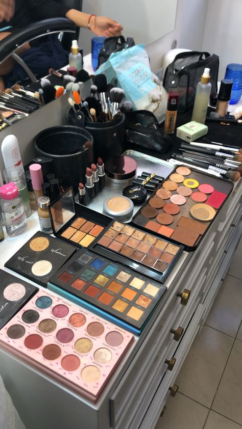 Beauty Hair Photography, Professional Makeup Artist Kit, Makeup Artist Kit Essentials, Snapchat Makeup, Makeup Jobs, Home Hair Salons, Beauty Careers, Alat Makeup, Peach Makeup